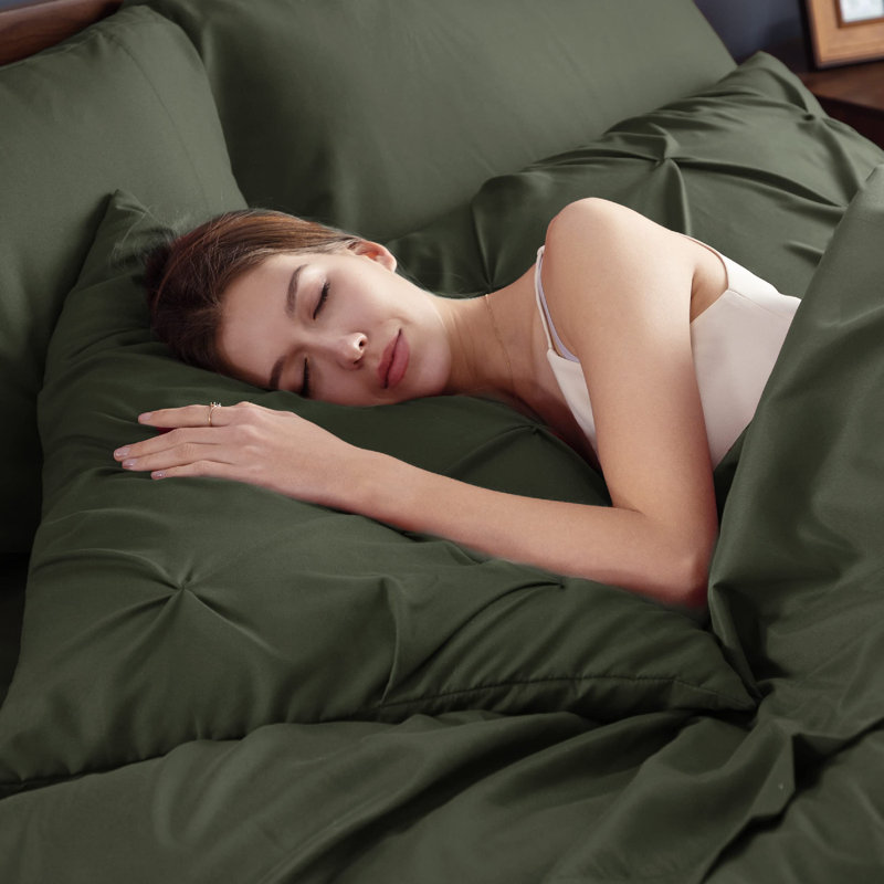 Bedsure Queen Pintuck Bed-in-a-Bag- Olive Green Pinch Pleat Comforter with Sheets, Pillowcases & Shams